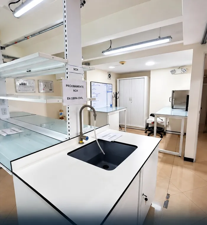 Mesón de laboratorio con poceta y estanterías