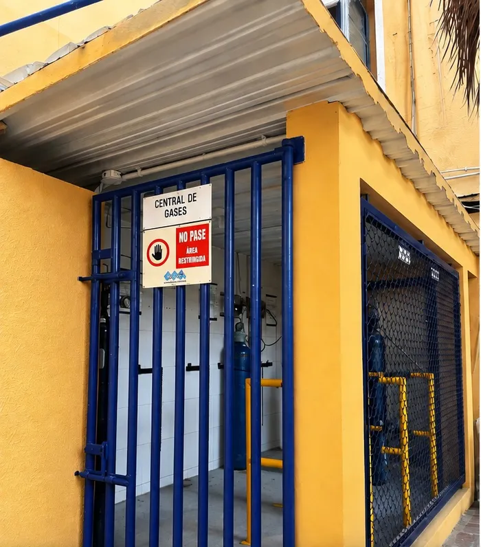 Central de gases con reja metálica y señalización