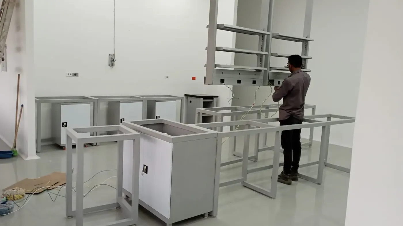 Estructuras de mobiliario de laboratorio en fabricación