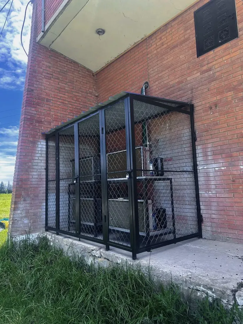 Cerramiento metálico de protección para equipos de enfriamiento